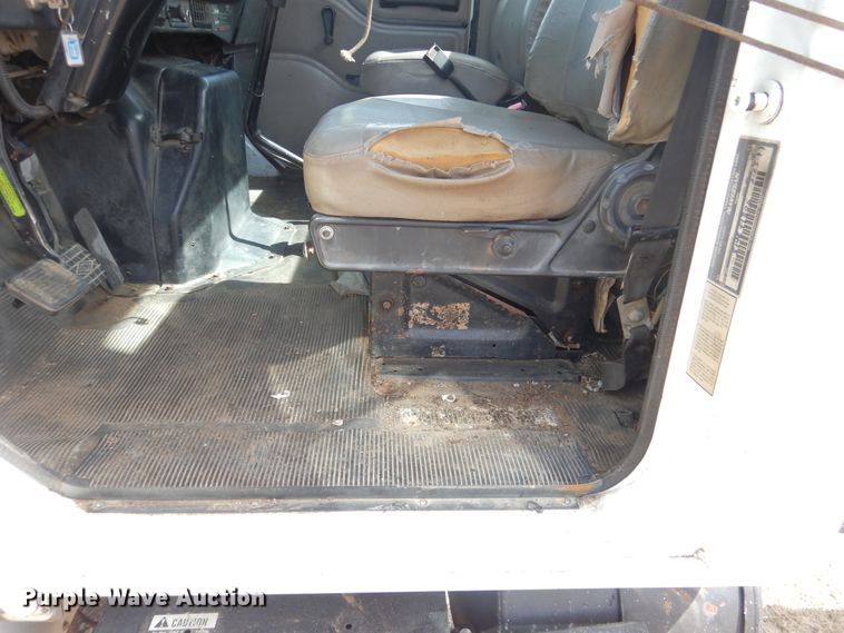 image for item ES9535 2000 International 4900 truck cab and chassis