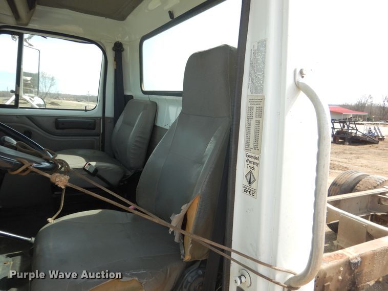 image for item ES9535 2000 International 4900 truck cab and chassis