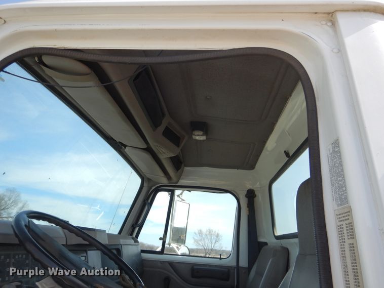 image for item ES9535 2000 International 4900 truck cab and chassis