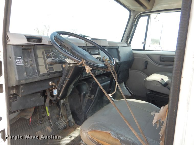 image for item ES9535 2000 International 4900 truck cab and chassis