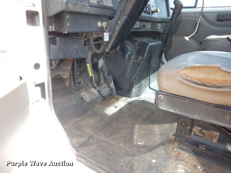 image for item ES9535 2000 International 4900 truck cab and chassis