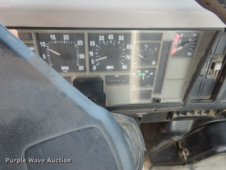 image for item ES9535 2000 International 4900 truck cab and chassis