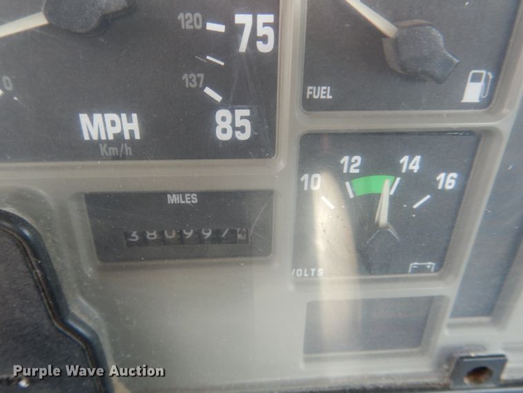 image for item ES9535 2000 International 4900 truck cab and chassis