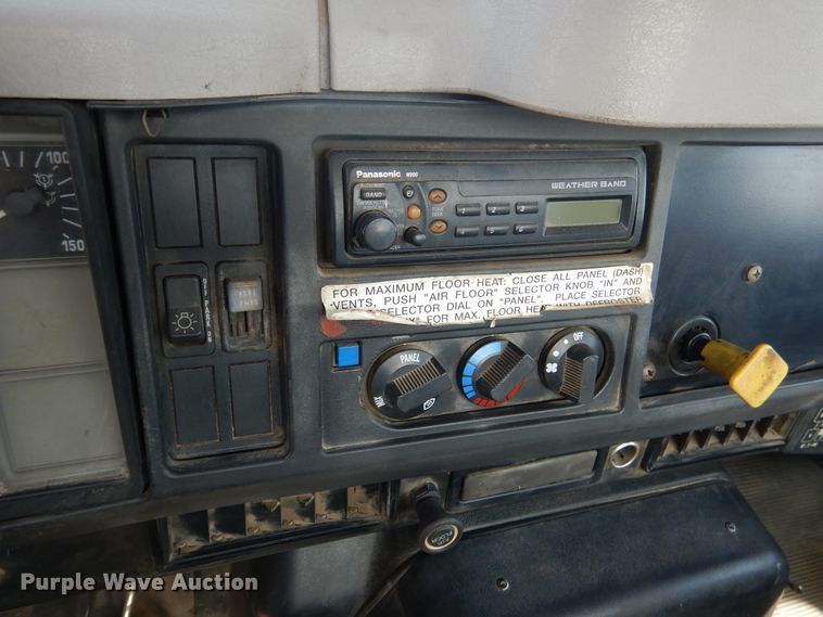 image for item ES9535 2000 International 4900 truck cab and chassis