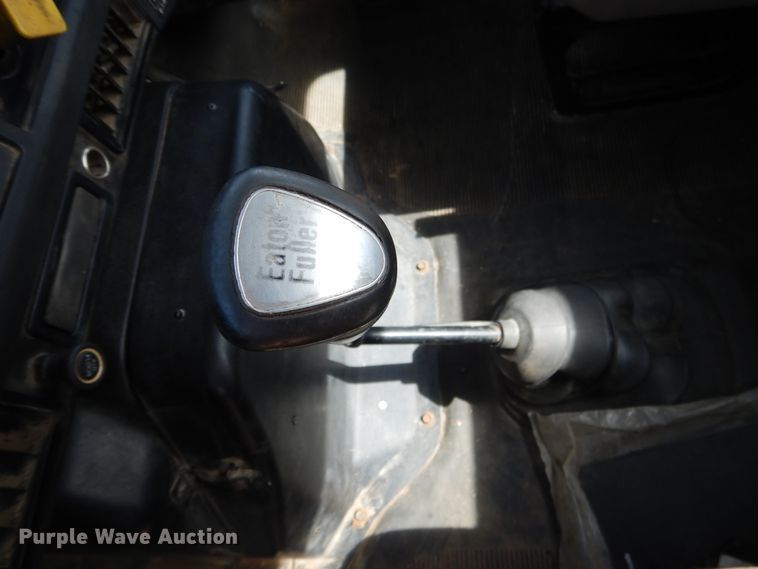 image for item ES9535 2000 International 4900 truck cab and chassis