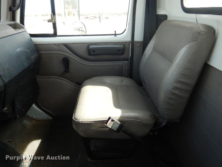 image for item ES9535 2000 International 4900 truck cab and chassis