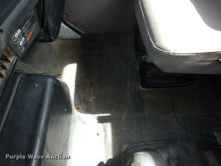 image for item ES9535 2000 International 4900 truck cab and chassis