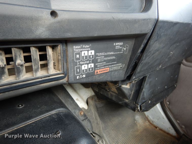 image for item ES9535 2000 International 4900 truck cab and chassis