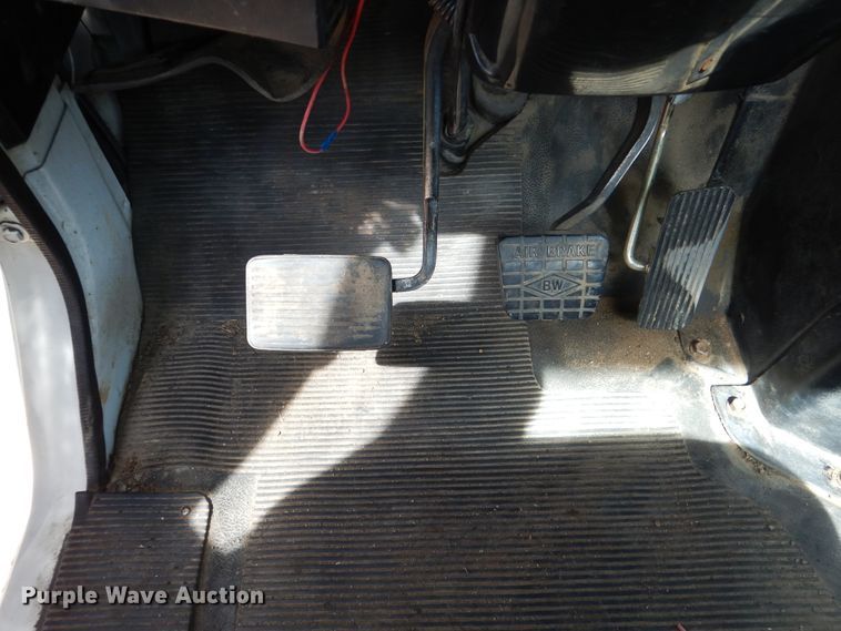 image for item ES9535 2000 International 4900 truck cab and chassis