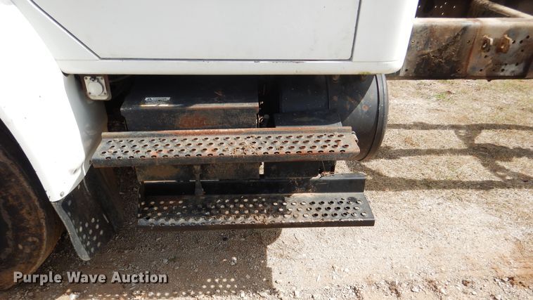 image for item ES9535 2000 International 4900 truck cab and chassis