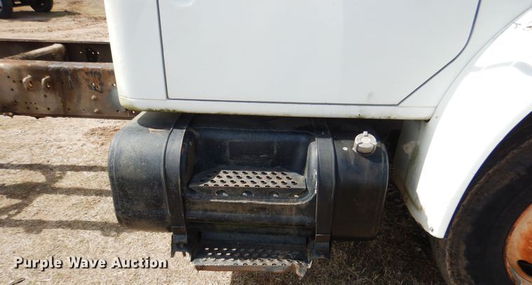 image for item ES9535 2000 International 4900 truck cab and chassis