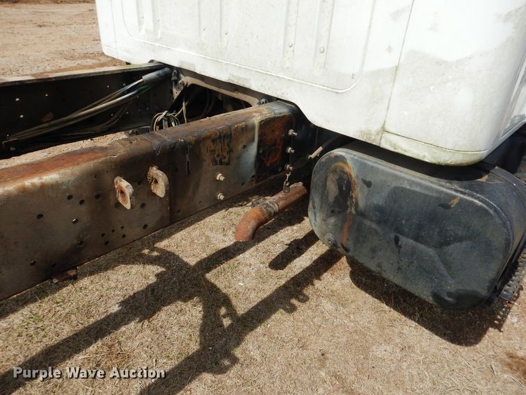 image for item ES9535 2000 International 4900 truck cab and chassis