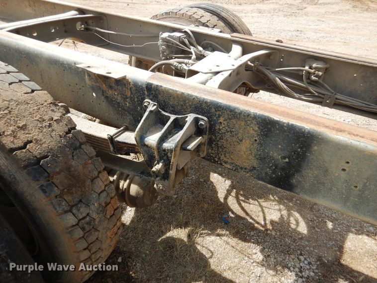 image for item ES9535 2000 International 4900 truck cab and chassis