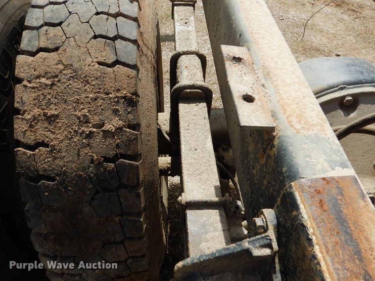 image for item ES9535 2000 International 4900 truck cab and chassis