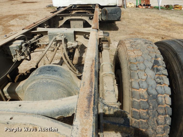 image for item ES9535 2000 International 4900 truck cab and chassis