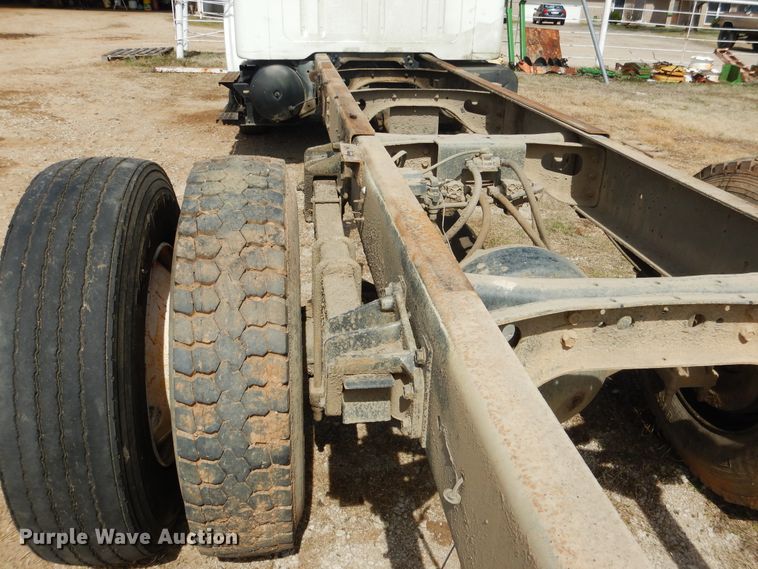 image for item ES9535 2000 International 4900 truck cab and chassis