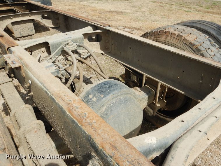 image for item ES9535 2000 International 4900 truck cab and chassis