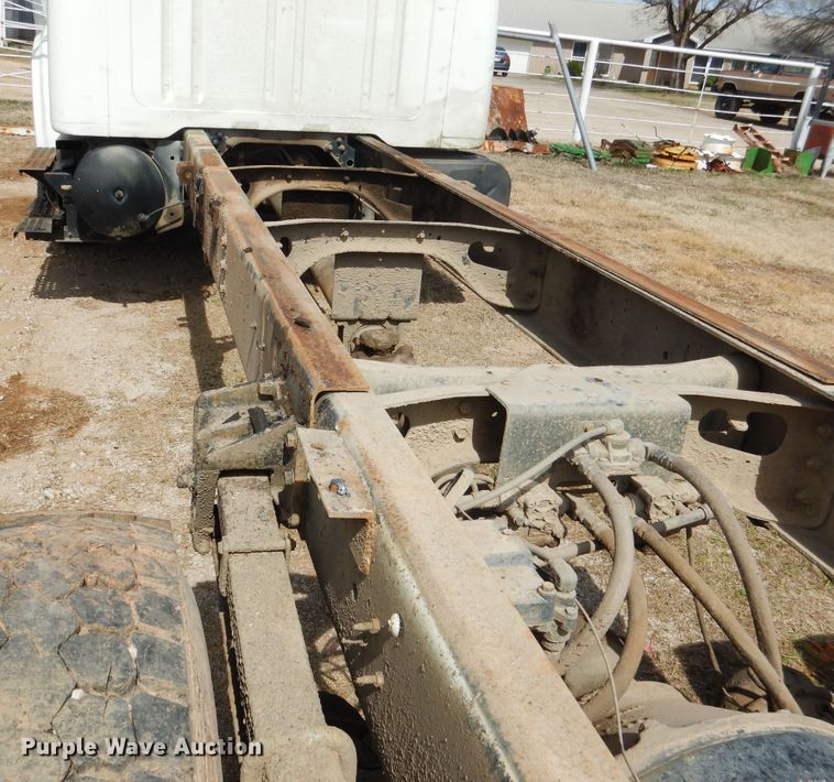 image for item ES9535 2000 International 4900 truck cab and chassis