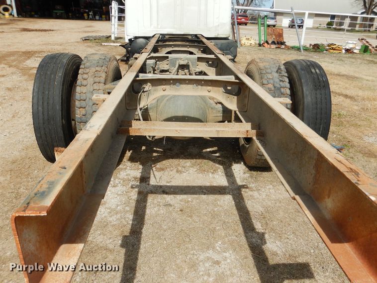 image for item ES9535 2000 International 4900 truck cab and chassis