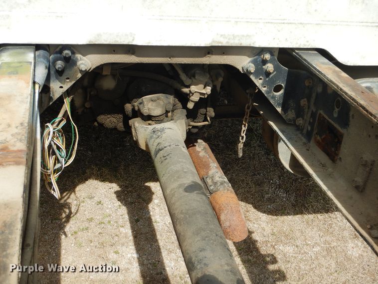 image for item ES9535 2000 International 4900 truck cab and chassis