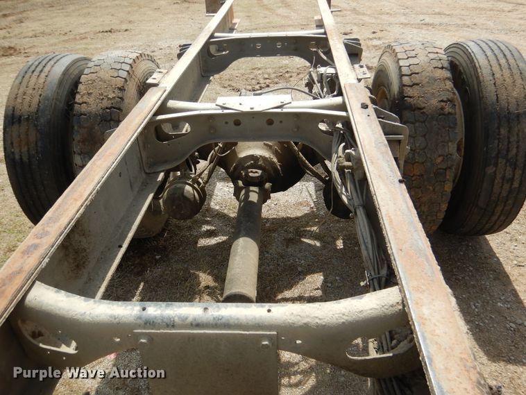 image for item ES9535 2000 International 4900 truck cab and chassis