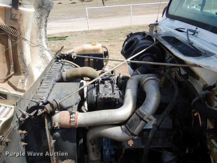 image for item ES9535 2000 International 4900 truck cab and chassis