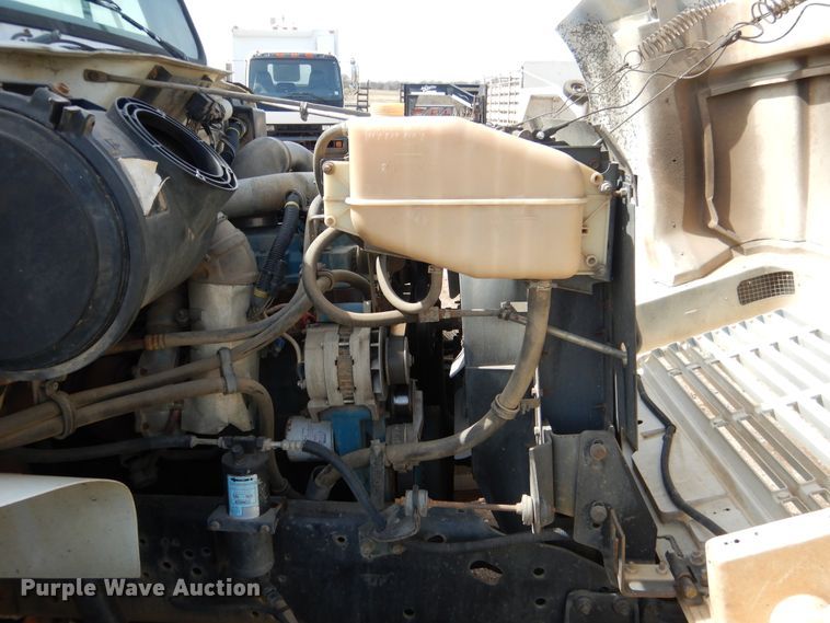 image for item ES9535 2000 International 4900 truck cab and chassis