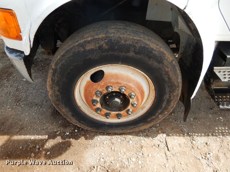 image for item ES9535 2000 International 4900 truck cab and chassis