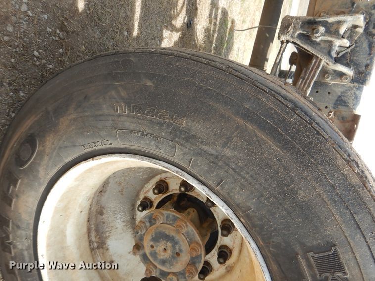 image for item ES9535 2000 International 4900 truck cab and chassis