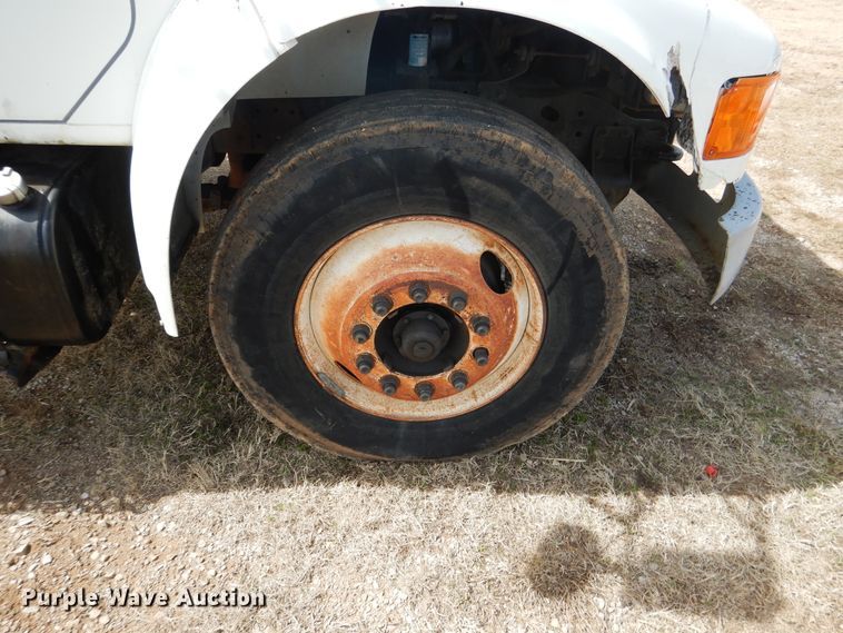 image for item ES9535 2000 International 4900 truck cab and chassis