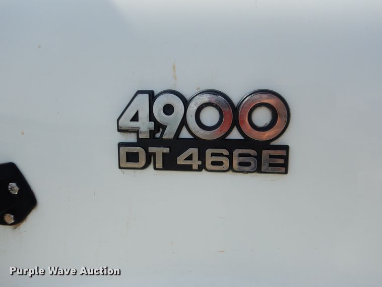 image for item ES9535 2000 International 4900 truck cab and chassis