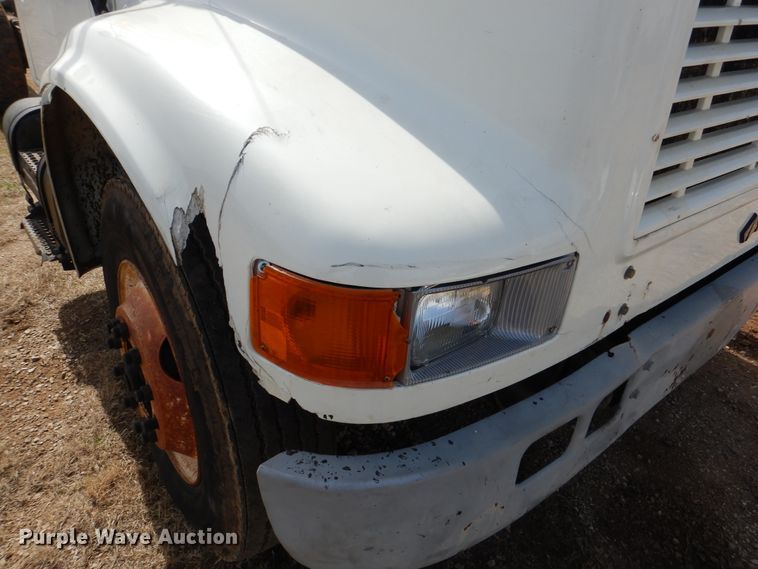 image for item ES9535 2000 International 4900 truck cab and chassis