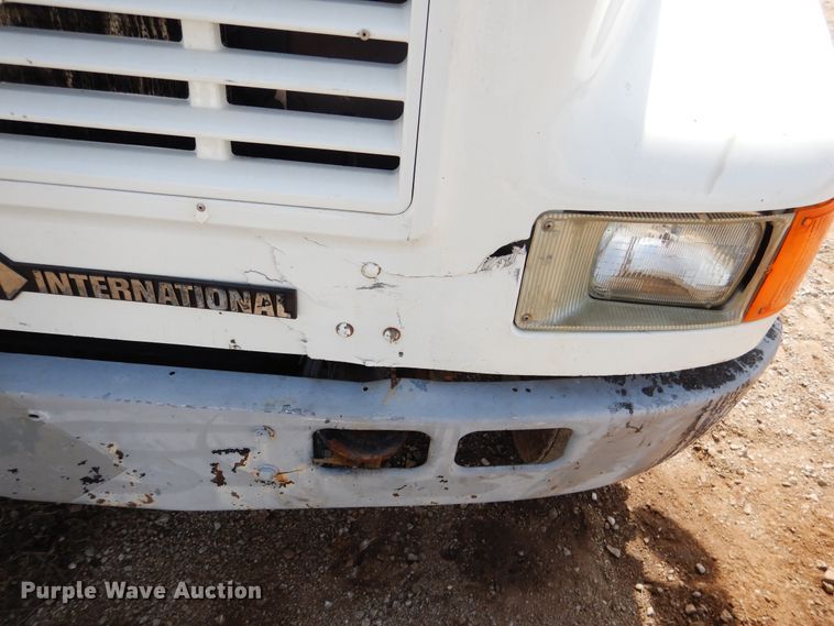 image for item ES9535 2000 International 4900 truck cab and chassis