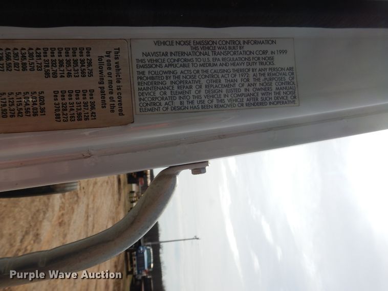 image for item ES9535 2000 International 4900 truck cab and chassis