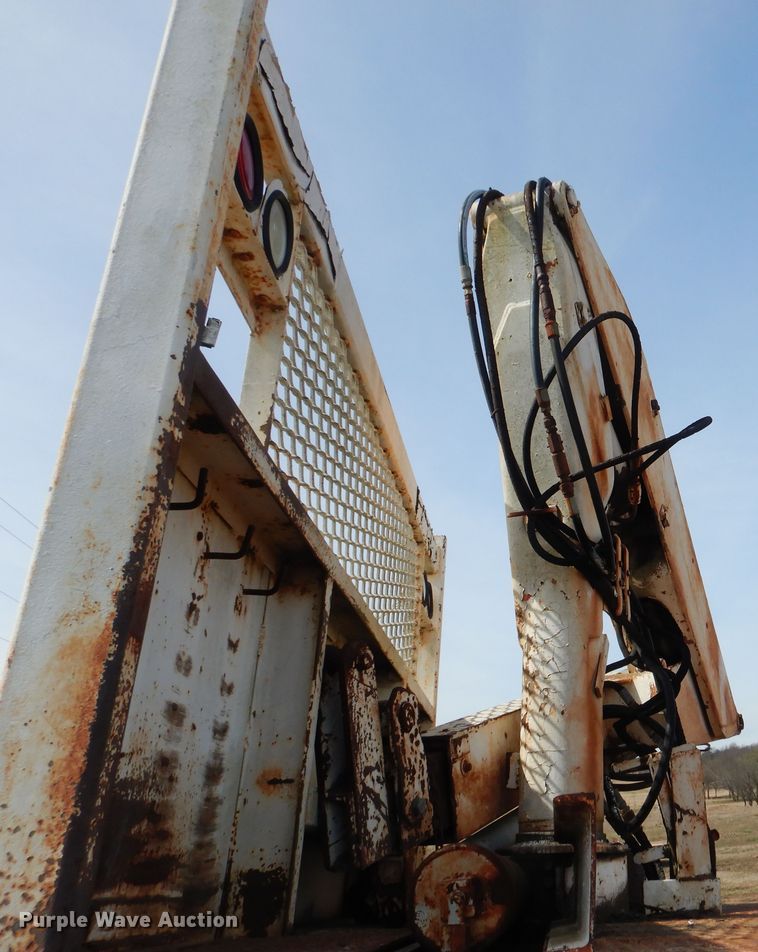 image for item ES9538 Flatbed with crane