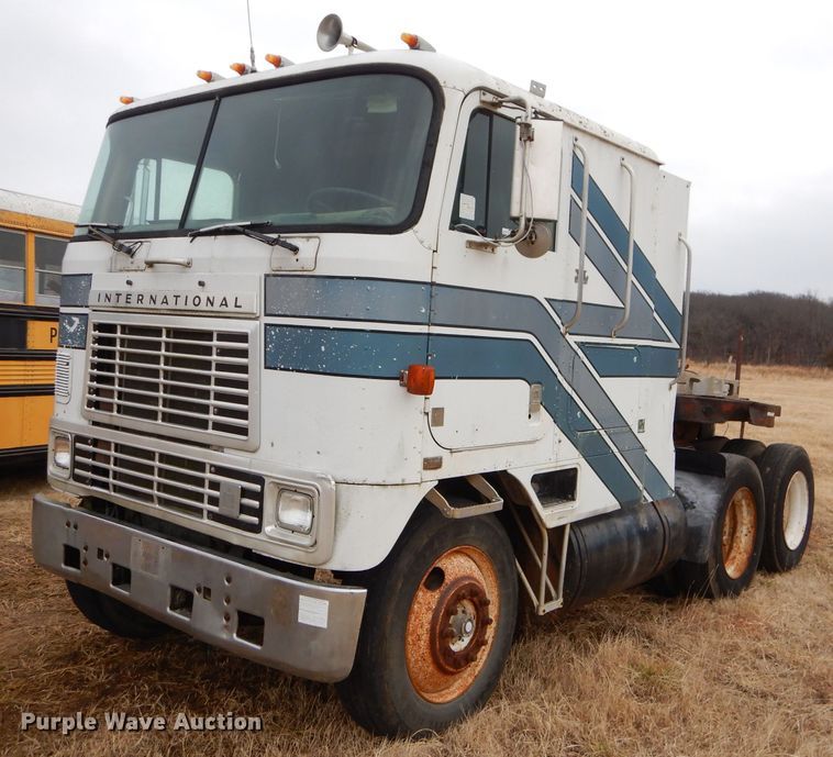 image for item GB9653 1985 International 9670 semi truck