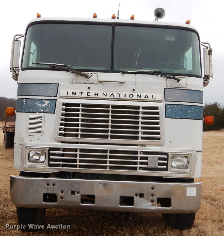 image for item GB9653 1985 International 9670 semi truck