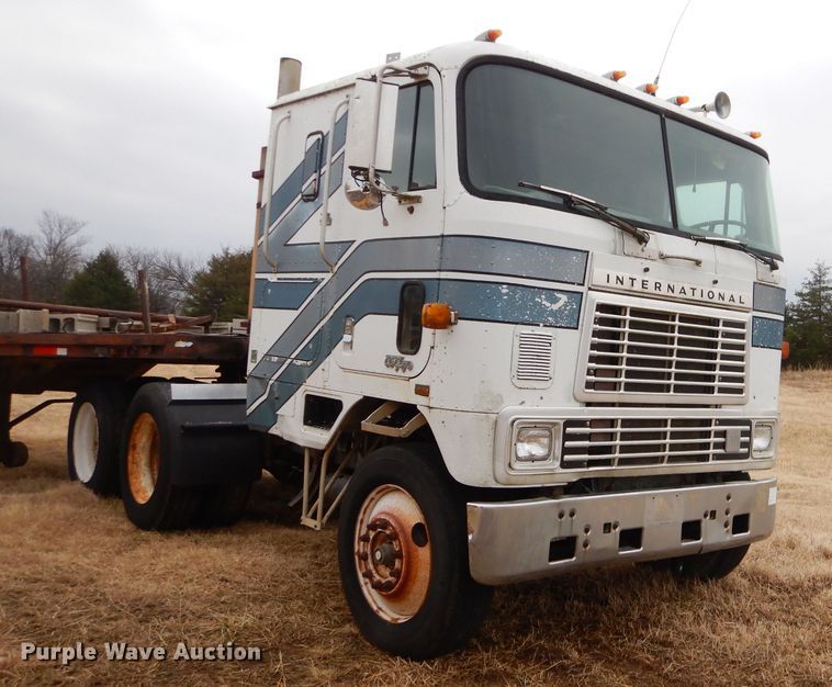 image for item GB9653 1985 International 9670 semi truck