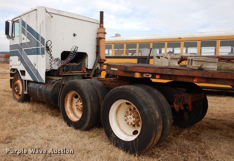 image for item GB9653 1985 International 9670 semi truck