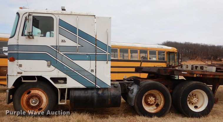 image for item GB9653 1985 International 9670 semi truck