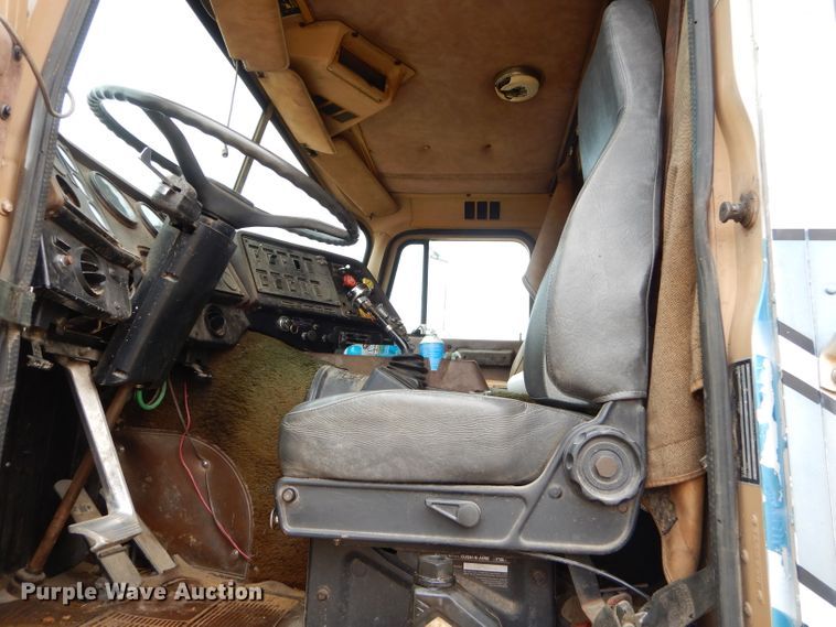 image for item GB9653 1985 International 9670 semi truck