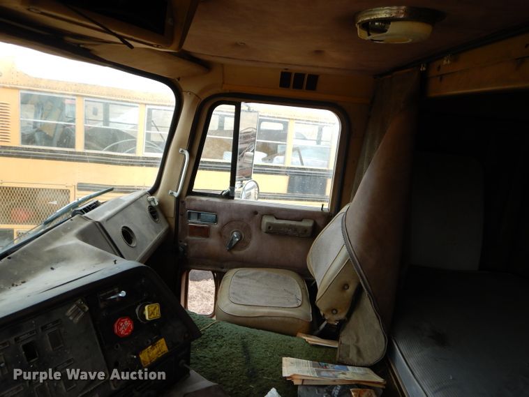 image for item GB9653 1985 International 9670 semi truck