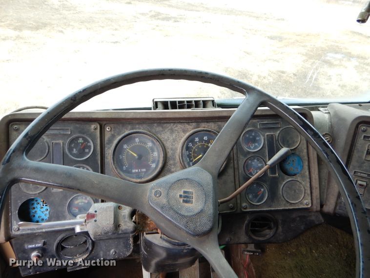 image for item GB9653 1985 International 9670 semi truck