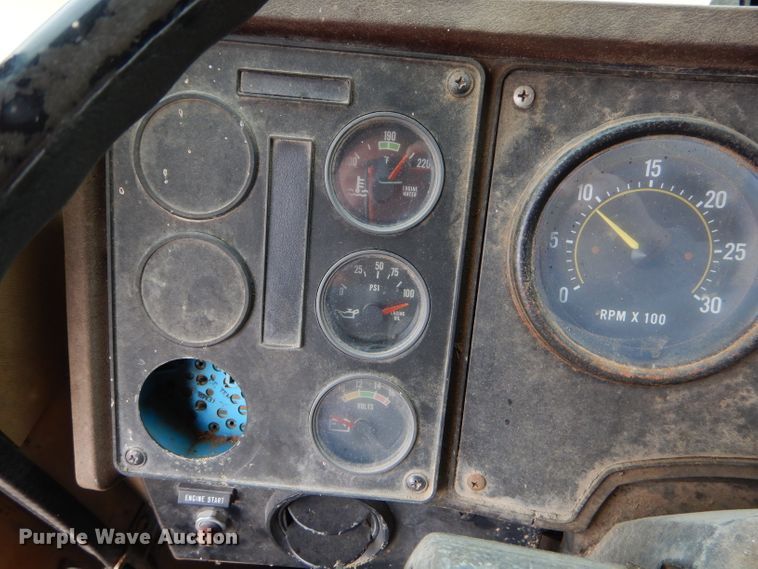 image for item GB9653 1985 International 9670 semi truck