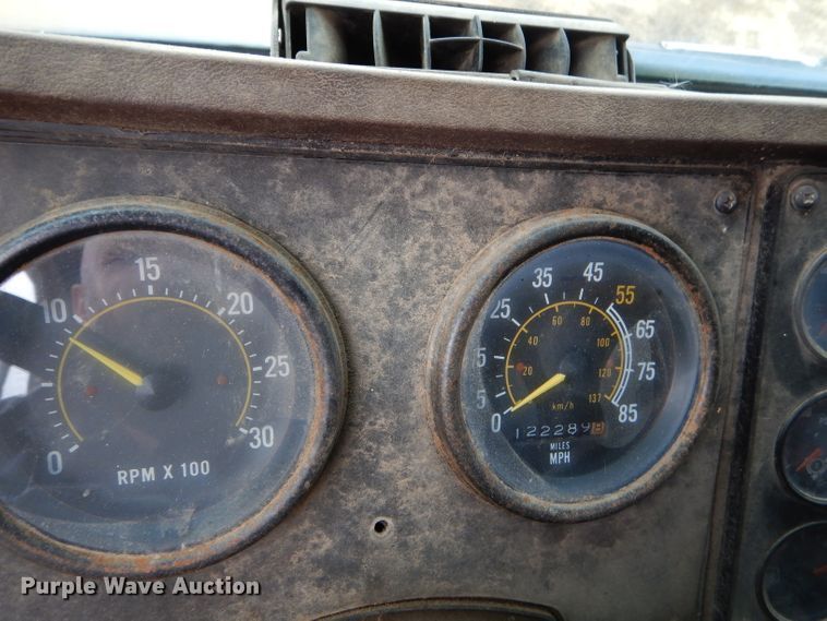 image for item GB9653 1985 International 9670 semi truck