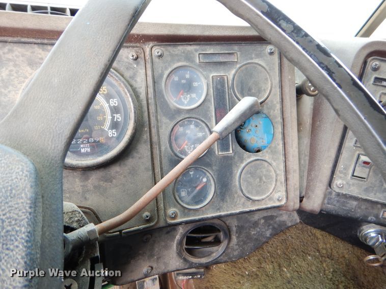 image for item GB9653 1985 International 9670 semi truck