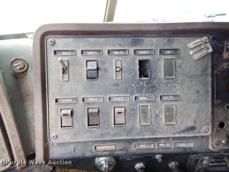 image for item GB9653 1985 International 9670 semi truck