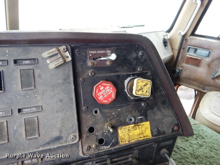 image for item GB9653 1985 International 9670 semi truck