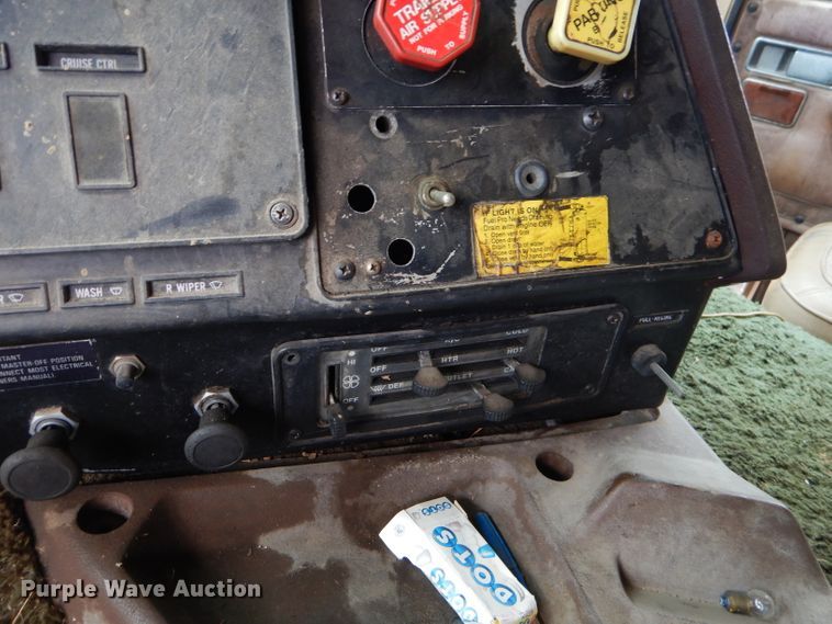 image for item GB9653 1985 International 9670 semi truck