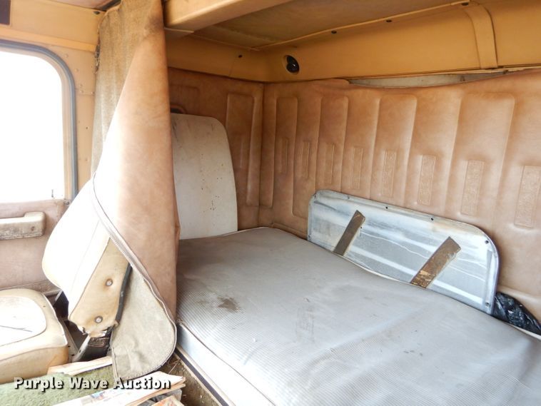 image for item GB9653 1985 International 9670 semi truck